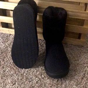 Black fur boots